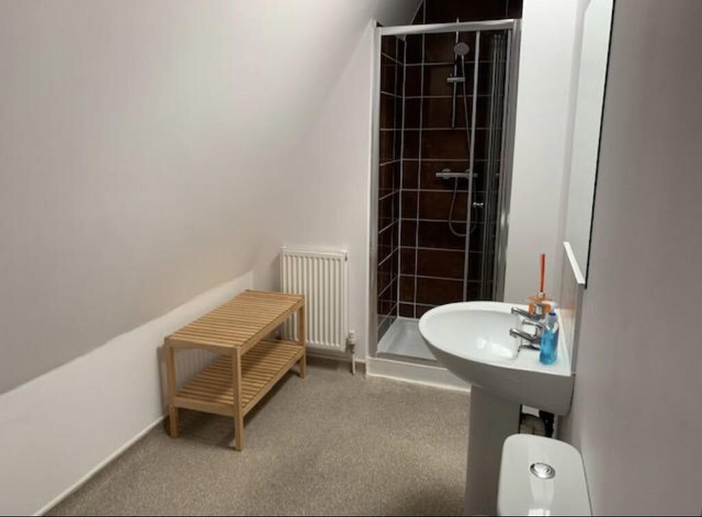 4 bedroom apartment for rent St. Judes Road, Surrey, TW20 0DB UniHomes