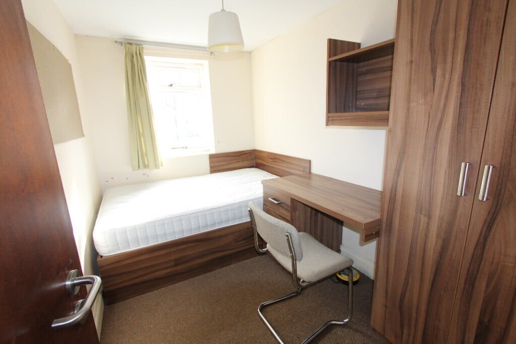 4 bedroom apartment for rent Oxford Street, Leamington Spa, CV32 4RA ...